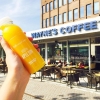 Solen skiner, himmeln är blå, åh va det är skönt att leva då! Så varför inte festa till det med waynes alldeles egna kallpressade apelsinjuice, en riktig favorit hos personalen 