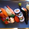 En 11-bitars sushi   en temaki-rulle med lax.