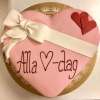 På tisdag är det Alla ❤️-dag, det firar vi med en tävling och du har chansen att vinna tårtan på bilden. Det enda du behöver göra är att GILLA bilden, vår sida och KOMMENTERA med ett ❤️! Tävlingen avslutas måndag 13/2 kl:12.00 och tårtan hämtas 14/2. Vinn