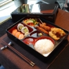 Bento ThaiJapani
Sushi - 3 nigiri samt 2 maki.
Thai - friterade räkor (2 st) och kyckling (3 st)
Thai köttbullar (fläskfärs 3 st) ris och sallad.