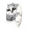 Bud to Rose ring i silverplätterad metall. Storlek 17 mm.

Pris 85,-