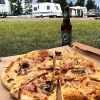 Bild från Leksand Strand av @ikoketmedanders - Köpepizza idag vid brorsans husbil, lyckades boka samma datum, samma camping, 20 meter från varandra #slumpen #köpepizza #brooklyn #lager #leksandstrand #semester