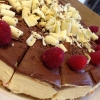 Lyxig cheesecake toppad med tryffel och hallon