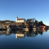 Vackra Hamburgö kyrka och ett spegelblankt sund. ❤️️Vi på Kustnära vill önska er en trevlig dag!❤️️ #swedishwestcoast #sweden_nature #bohuslan #kustnara_bohuslan #hamburgö #hamburgsund #konferens #västkusten