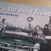 På tur med Trenter!

För alla deckarälskare rekommenderas en ny bok av Claes Rydholm som tar läsaren med på en riktig nostalgitripp genom Stieg Trenters författarskap. Särskilt intresse ägnas alla de bilar som förekommer i böckerna men även morden, maten 