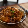 Vi på Restaurang Yang älskar Mapo Doufu! Därför vill vi sprida vetskapen om denna underbara klassiska Kinesiska maträtt.

Mapo Doufu(麻婆豆腐) är en kryddstark tofu-rätt från Sichuanprovinsen. Den tillagas med tofu i en chili- och bönsås tillsammans med malt 