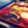 Dagens Bento!
Blackened Baby Ribs
Basmatiris
Kimchi
Sweet N' Sour Sauce
4-Bitar Sushi