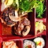 Torsdagsbento:
Japansk pannbiff, Wafu Hambagu, med en sötpotatissallad, gomawakame och Maki... Great :)