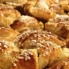 Nu på fredag är det kanelbullens dag!

Vi kommer att ha extra mycket av våra omtyckta kanelbullar denna dag, men vi vet att de tar slut fort så för att ni inte ska stå utan bullar rekommenderar vi att ni kommer 
in till oss och förbeställer!