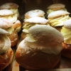 Idag är det fettisdag! 
Vi har fyllt kylarna med både vanliga semlor och Wienersemlor. Kom förbi och njut en stund...