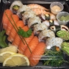 Lördag 17/10 har vi stängt. Välkommen in alla andra dagar. 

Nedan är vår 21 bitars mix sushi  i en take away låda. Härlig mix som är perfekt till middag för två.