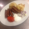 Balkan rätt Cevapcici med ajvar, gräddfil, rå lök, bea och rösti potatis