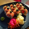 Philadelphia Roll, en av våra mest populäraste sushi rätter. Den innehåller Philadelphia ost, röd paprika, gurka, avokado och kallrökt lax, toppad med svart kaviar. En riktigt god sushi som ni bör prova på, om ni inte redan gjort det!