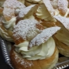 För alla er som inte han få tag på en semla igår, så har vi nya färska till er idag :) välkomna!