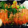 Färsk lax sashimi med sjögrässallad och sushiris vid sidan 08-295967 www.nr1sushi.se