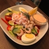 Nu har vi handskalade räkor till vår sallad. Serveras med 120g räkor, ägg, avokado och Rhode Island. Välkomna till Köpmangatan 64z