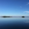 Underbara sommar! Dimman lättar på väg till Sävö. Lugnt på havet men fullbokat på vandrarhemmet