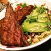 Ny rätt på menyn: Tempeh Salad bowl. Krispig sallad med jordnöts- och ärttempeh, avokado & färsk koriander. Serveras med jordnöts- och citrusdressing.