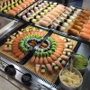 Välkomna in för att äta vår sushi, tillexempel våra supergoda makirullar!