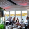 Restaurangen med panoramafönster mot havet