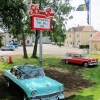 Vad kan passa bättre är Chevrolet 1956 tillsammans med denna neonskylt.