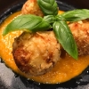 GNUDI fritters på parmesan och ricotta, rostad tomatsås, basilika, olivolja