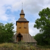  På en kulle strax utanför kyrkogården står Gryta kyrkas klockstapel. 