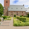  Kyrkan och kyrkogården.