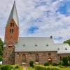  Kyrkan och kyrkogården.