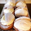 Happy hour måndag!!
Rusa in och köp våra fantastiskt goda semlor till superpriset 25 kr/st fram till klockan 18 idag!!!!
Skynda, skynda (som Gunde brukar säga)