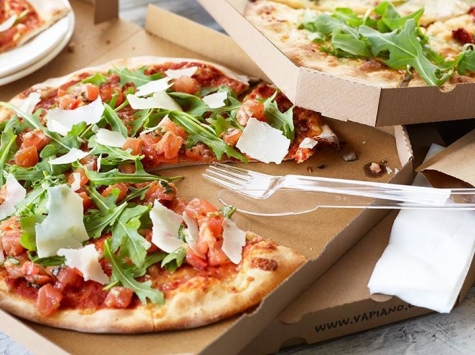  » Vapiano Kungsport » TAKE AWAY När solen visar sig så  passar vi på att äta pizza i parken. Du kan få allt för take away, bara så  du vet. Puss